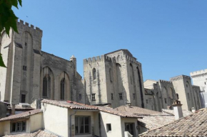 RÉNOVÉ, vue SUR Palais des Papes, terrasse et WIFI TROISIEME ETAGE